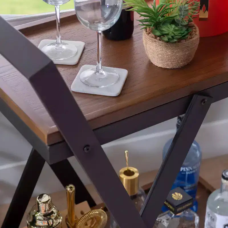 Chariot de bar rustique style ferme - Bois brun foncé et bronze à canon, 4 roulettes, 2 étagères fixes
