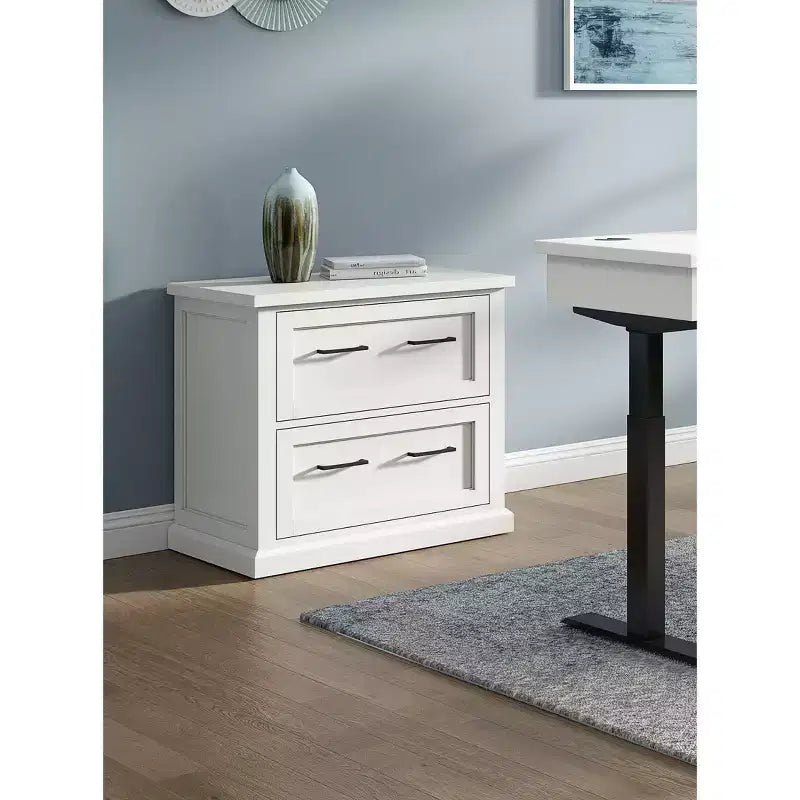 Classeur latéral moderne en bois - blanc, portes de style Shaker, panneaux à lattes, blocs multiprises intégrés
