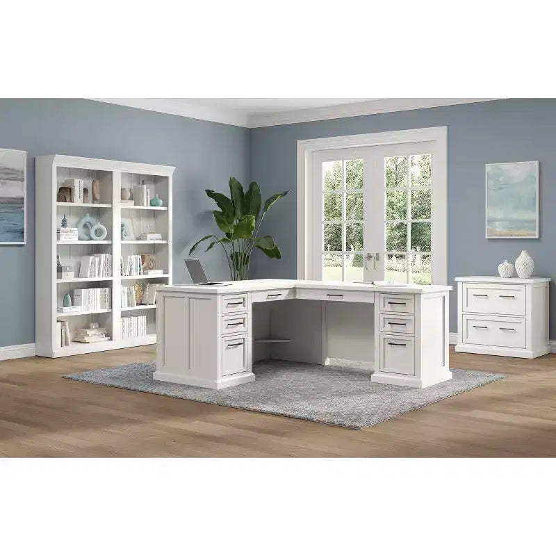 Classeur latéral moderne en bois - blanc, portes de style Shaker, panneaux à lattes, blocs multiprises intégrés